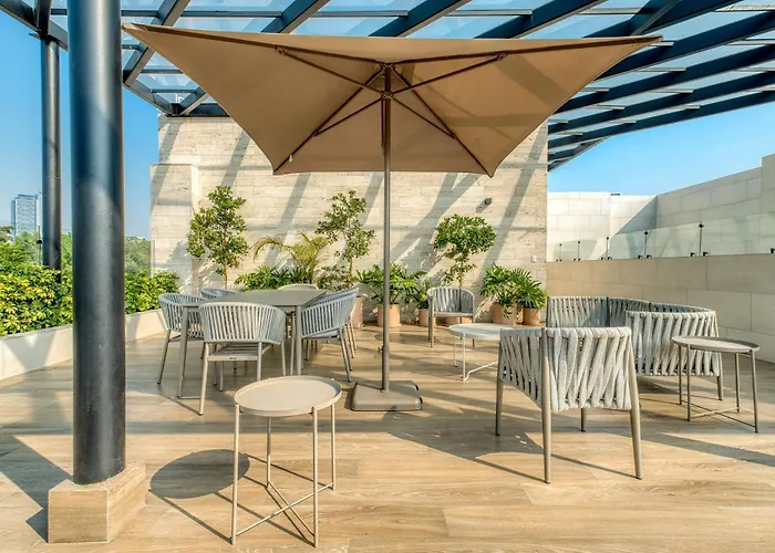 Luxury 2 Bedroom - Rooftop Pool With View *